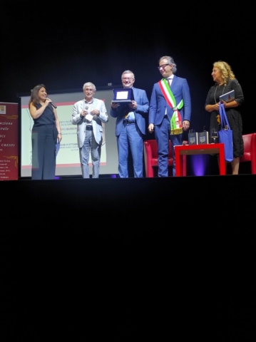 alessandro-barbero-con-il-premio-alla-carriera-sul-palco