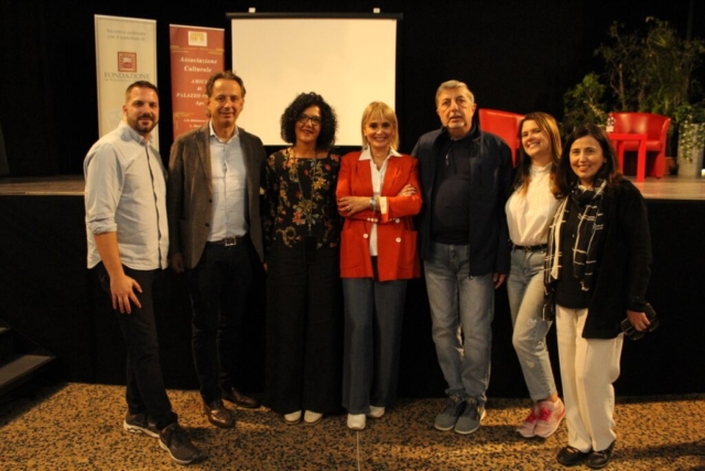 antonella-viola-con-lo-staff-della-rassegna-letteraria