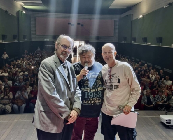 jeffery-deaver-luca-crovi-e-seba-pezzani-con-la-platea-di-lettori