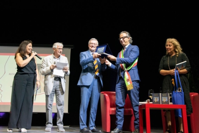 premio-carriera-ad-alessandro-barbero-la-consegna